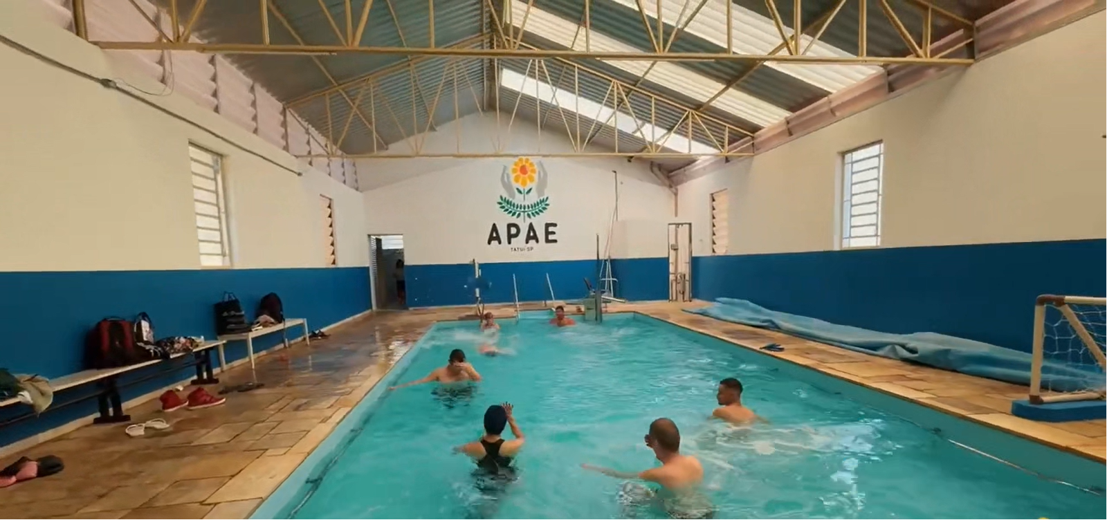 Atividade de hidroterapia na piscina da APAE Tatuí