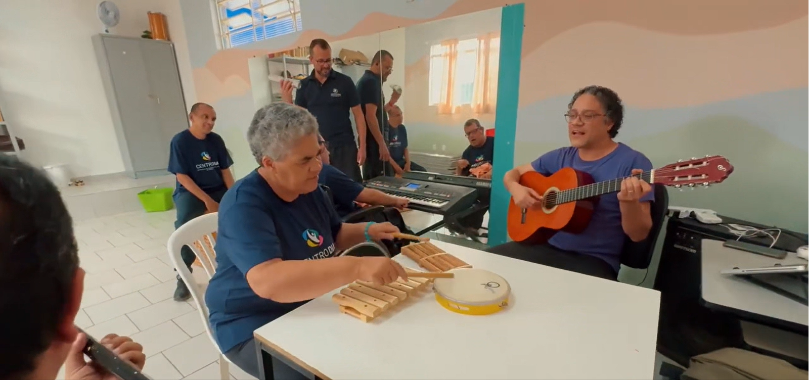 Oficina de música no Centro-Dia
