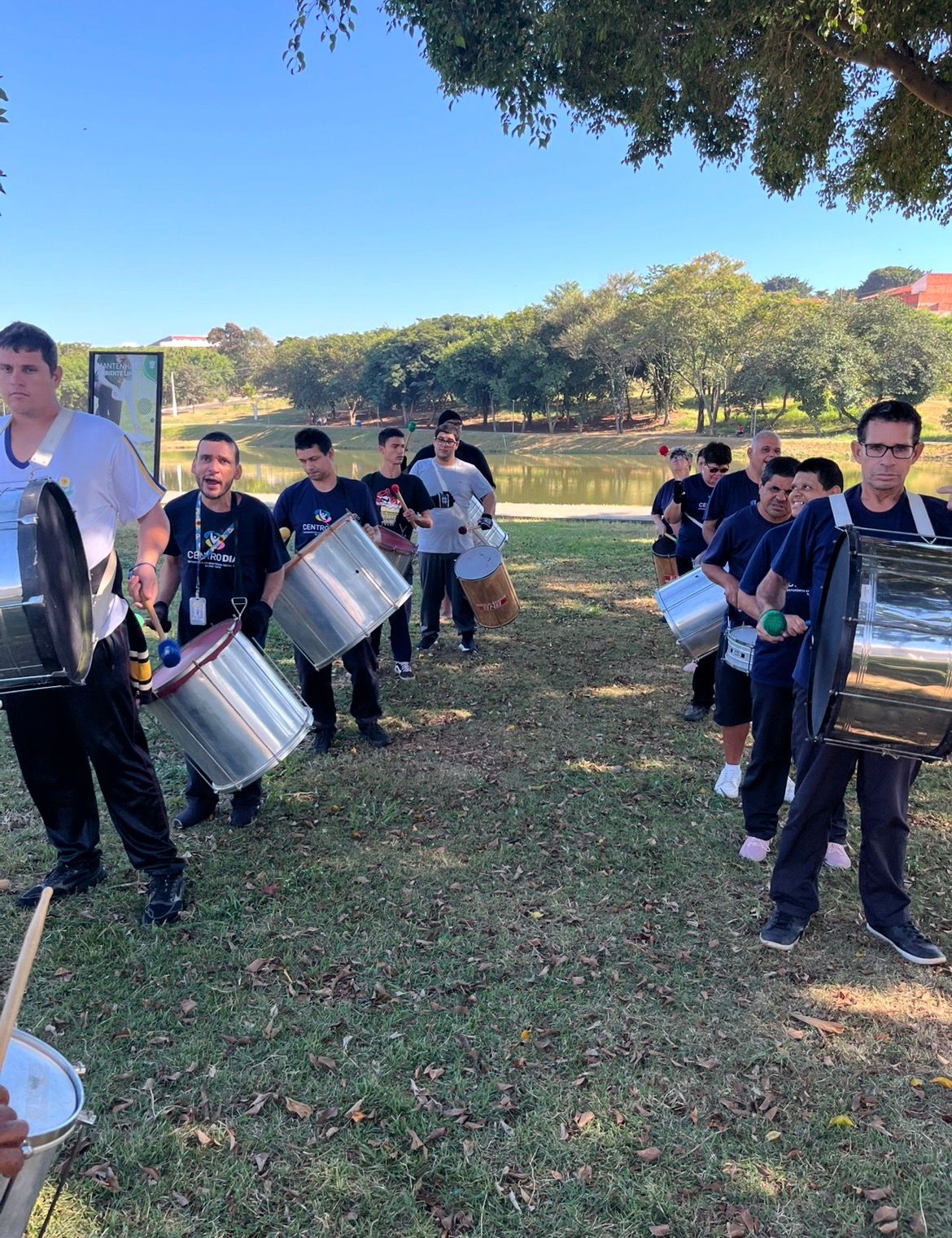Bateria do Centro-Dia em apresentação comunitária no parque