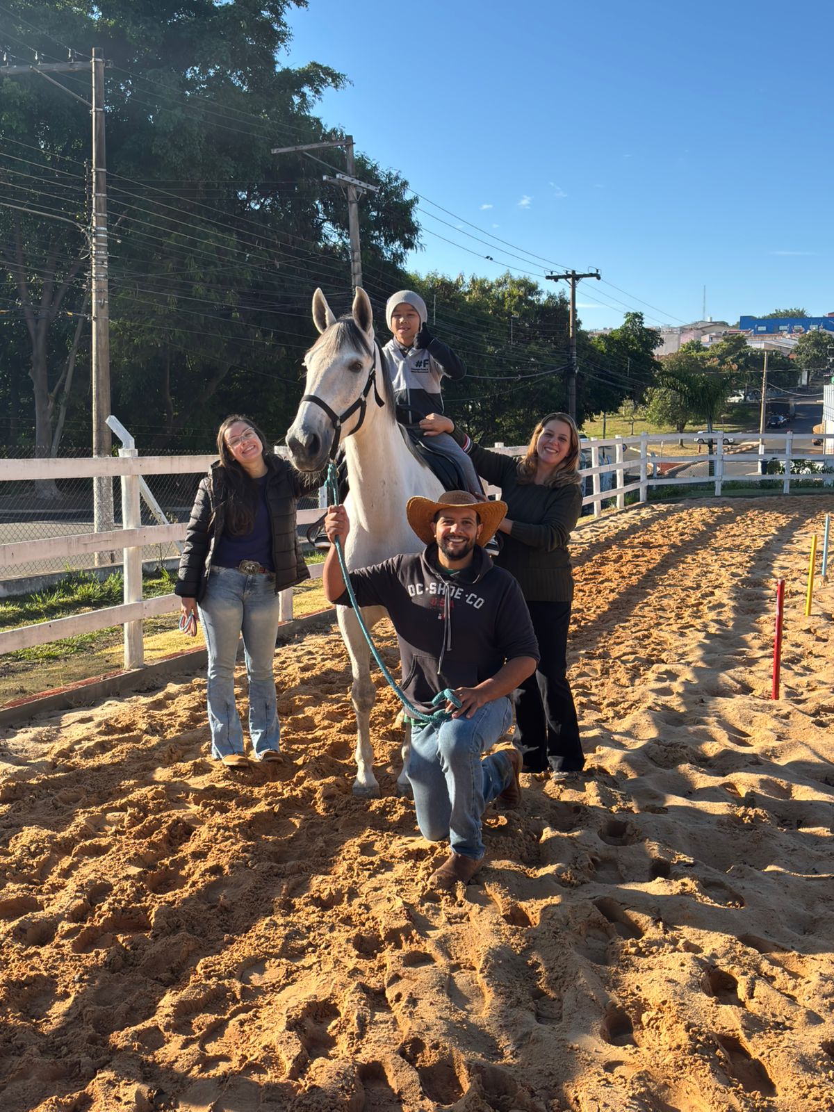 Sessão de equoterapia com equipe multidisciplinar